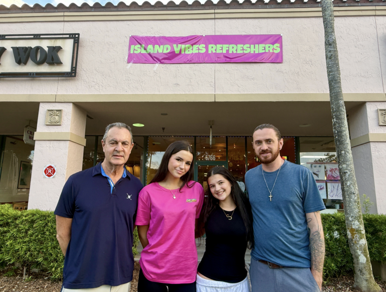 New Island Vibes in Coral Springs Brings Hundreds of Colorful, Healthy Drinks to South Florida